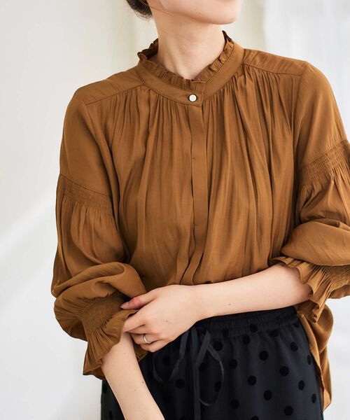 le.coeur blanc（ルクールブラン）の「パウダーサテンシャーリング長袖ブラウス（シャツ/ブラウス・レディース・グレイッシュベージュ/キャメル/ネイビー/グリーン・38）」の4枚目の写真