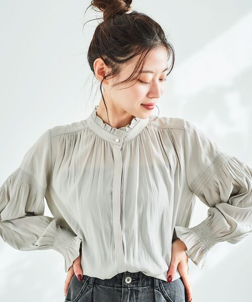 le.coeur blanc（ルクールブラン）の「パウダーサテンシャーリング長袖ブラウス（シャツ/ブラウス・レディース・グレイッシュベージュ/キャメル/ネイビー/グリーン・38）」の5枚目の写真