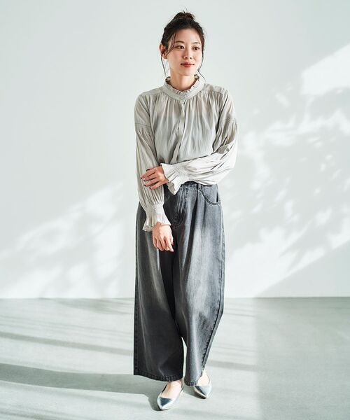 le.coeur blanc（ルクールブラン）の「パウダーサテンシャーリング長袖ブラウス（シャツ/ブラウス・レディース・グレイッシュベージュ/キャメル/ネイビー/グリーン・38）」の7枚目の写真