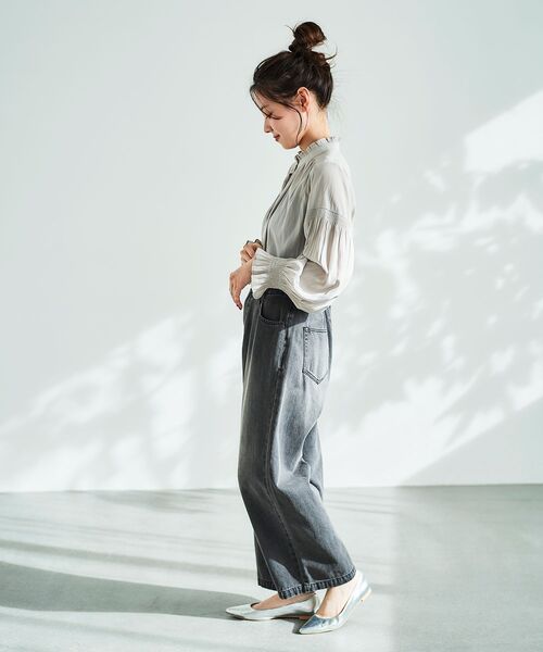 le.coeur blanc（ルクールブラン）の「パウダーサテンシャーリング長袖ブラウス（シャツ/ブラウス・レディース・グレイッシュベージュ/キャメル/ネイビー/グリーン・38）」の8枚目の写真