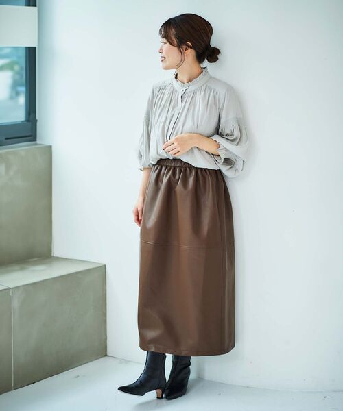 le.coeur blanc（ルクールブラン）の「パウダーサテンシャーリング長袖ブラウス（シャツ/ブラウス・レディース・グレイッシュベージュ/キャメル/ネイビー/グリーン・38）」の13枚目の写真