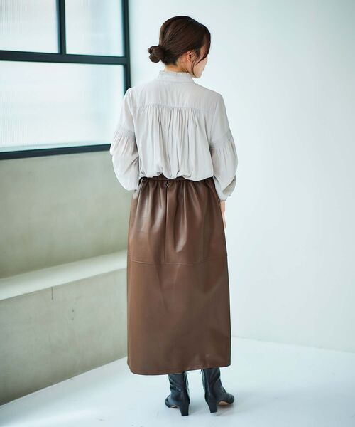 le.coeur blanc（ルクールブラン）の「パウダーサテンシャーリング長袖ブラウス（シャツ/ブラウス・レディース・グレイッシュベージュ/キャメル/ネイビー/グリーン・38）」の14枚目の写真