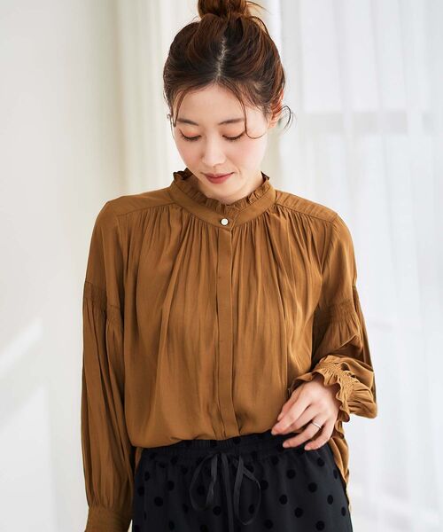 le.coeur blanc（ルクールブラン）の「パウダーサテンシャーリング長袖ブラウス（シャツ/ブラウス・レディース・グレイッシュベージュ/キャメル/ネイビー/グリーン・38）」の20枚目の写真
