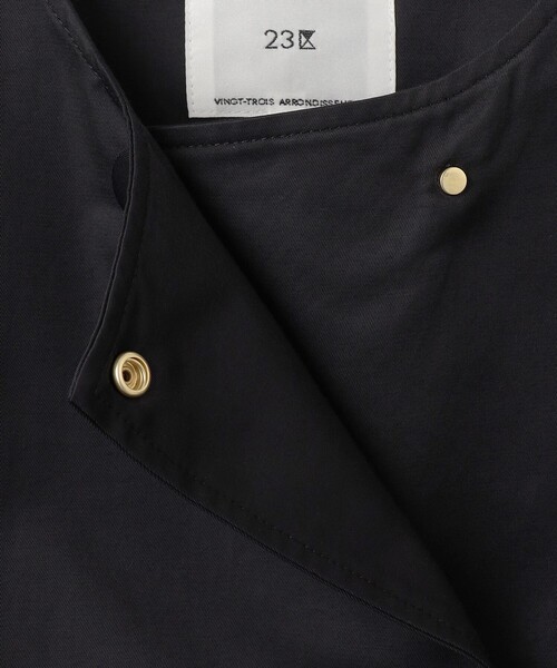 23区 S(ニジュウサンクチイサイサイズ)の「【VERYコラボ/撥水加工】グロッシーツイル アウター(ノーカラーコート・レディース・ベージュ系/ブラック系・32)」の13枚目の写真