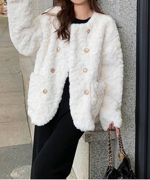 NANEA(ナネア)の「ゴールドボタン中綿ボリュームジャケット(その他アウター・レディース・ホワイト・SMALL/MEDIUM/LARGE/X-LARGE)」の6枚目の写真