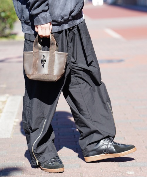 BURLAP OUTFITTER(バーラップアウトフィッター)の「BURLAP OUTFITTER バーラップアウトフィッター LEATHER MICRO TOTE BAG(ショルダーバッグ・メンズ・ブラック/チョコ・FREE)」の3枚目の写真