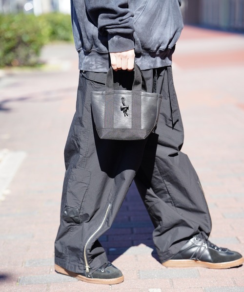 BURLAP OUTFITTER(バーラップアウトフィッター)の「BURLAP OUTFITTER バーラップアウトフィッター LEATHER MICRO TOTE BAG(ショルダーバッグ・メンズ・ブラック/チョコ・FREE)」の5枚目の写真