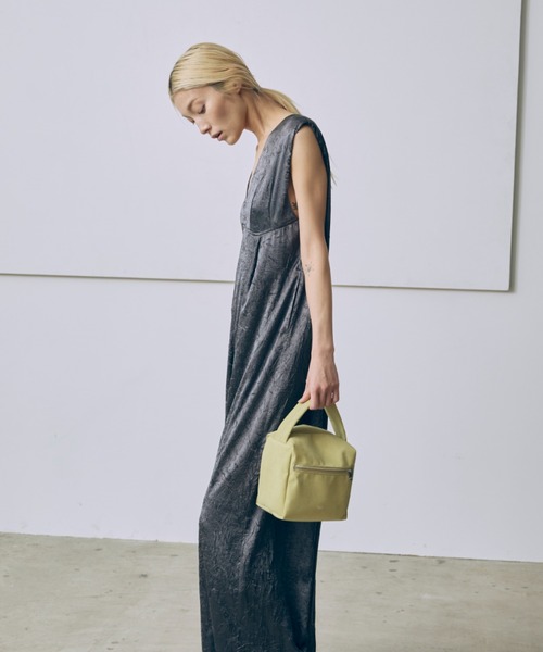 EN NEUME(エンノイム)の「Glossy Rompers(パンツドレス・レディース・ブラック/チャコールグレー・0/1)」の1枚目の写真