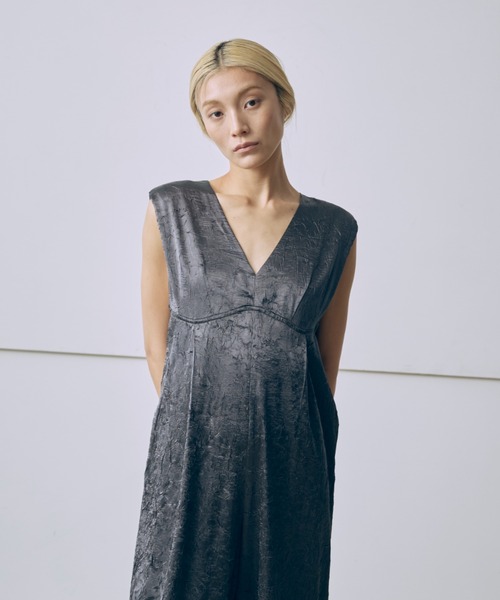 EN NEUME(エンノイム)の「Glossy Rompers(パンツドレス・レディース・ブラック/チャコールグレー・0/1)」の3枚目の写真