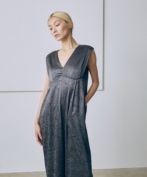 EN NEUME(エンノイム)の「Glossy Rompers(パンツドレス・レディース・ブラック/チャコールグレー・0/1)」の4枚目の写真