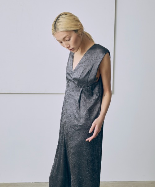 EN NEUME(エンノイム)の「Glossy Rompers(パンツドレス・レディース・ブラック/チャコールグレー・0/1)」の5枚目の写真