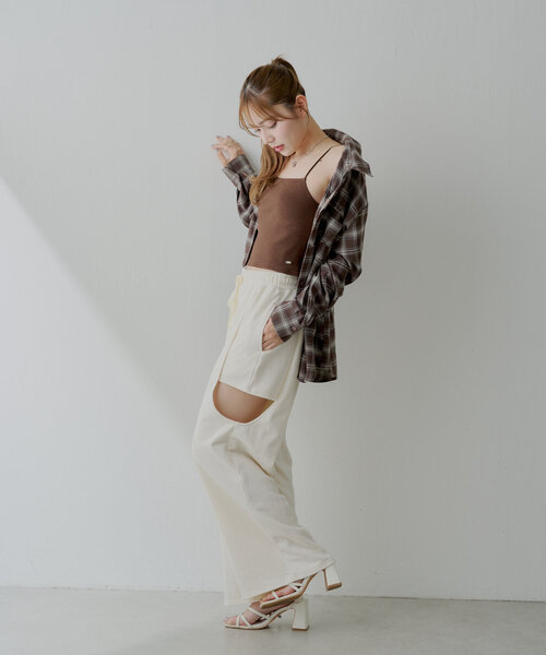 Chico(チコ)の「【6色展開】バックオープンリブキャミ(キャミソール・レディース・ブラック/ピンクベージュ/グレー/アイボリー/ブラウン/ホワイト・FREE/SMALL)」の12枚目の写真