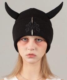 E RIN AI E | 韓国ブランド E RIN AI E オリンアイ FIRE ニット帽 ニットキャップ ビーニー ロゴニット帽 ロゴビーニー メタルロゴビーニー 刺しゅうロゴニット帽 ツノ付きビーニー ツノ付きニット帽 折り返しニット帽 深め 帽子 韓国ファッション 韓国ストリート ストリートファッション(ニットキャップ/ビーニー)