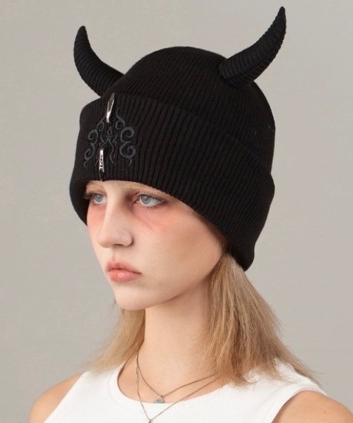 E RIN AI E（オリンアイ）の「韓国ブランド E RIN AI E オリンアイ FIRE ニット帽 ニットキャップ ビーニー ロゴニット帽 ロゴビーニー メタルロゴビーニー 刺しゅうロゴニット帽 ツノ付きビーニー ツノ付きニット帽 折り返しニット帽 深め 帽子 韓国ファッション 韓国ストリート ストリートファッション（ニットキャップ/ビーニー・メンズ・ブラック・ONE SIZE）」の2枚目の写真