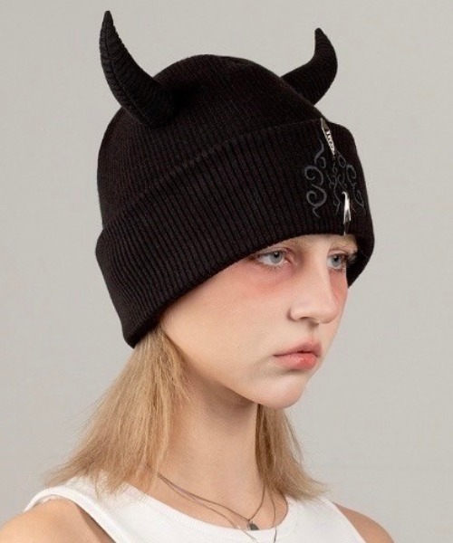 E RIN AI E（オリンアイ）の「韓国ブランド E RIN AI E オリンアイ FIRE ニット帽 ニットキャップ ビーニー ロゴニット帽 ロゴビーニー メタルロゴビーニー 刺しゅうロゴニット帽 ツノ付きビーニー ツノ付きニット帽 折り返しニット帽 深め 帽子 韓国ファッション 韓国ストリート ストリートファッション（ニットキャップ/ビーニー・メンズ・ブラック・ONE SIZE）」の4枚目の写真