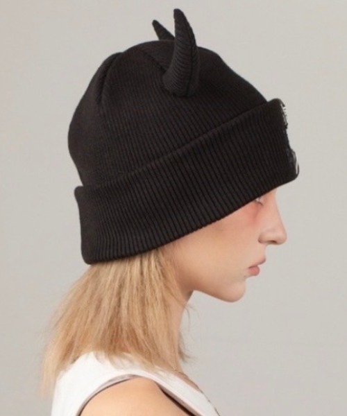 E RIN AI E（オリンアイ）の「韓国ブランド E RIN AI E オリンアイ FIRE ニット帽 ニットキャップ ビーニー ロゴニット帽 ロゴビーニー メタルロゴビーニー 刺しゅうロゴニット帽 ツノ付きビーニー ツノ付きニット帽 折り返しニット帽 深め 帽子 韓国ファッション 韓国ストリート ストリートファッション（ニットキャップ/ビーニー・メンズ・ブラック・ONE SIZE）」の5枚目の写真