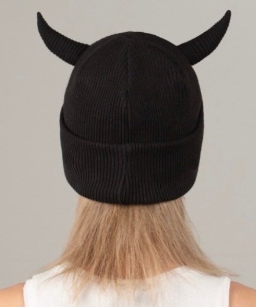 E RIN AI E（オリンアイ）の「韓国ブランド E RIN AI E オリンアイ FIRE ニット帽 ニットキャップ ビーニー ロゴニット帽 ロゴビーニー メタルロゴビーニー 刺しゅうロゴニット帽 ツノ付きビーニー ツノ付きニット帽 折り返しニット帽 深め 帽子 韓国ファッション 韓国ストリート ストリートファッション（ニットキャップ/ビーニー・メンズ・ブラック・ONE SIZE）」の6枚目の写真