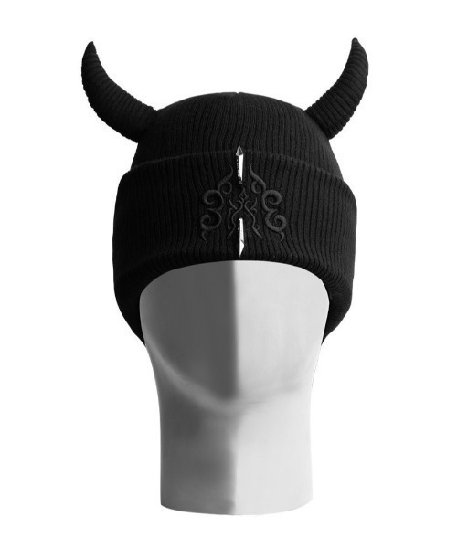 E RIN AI E（オリンアイ）の「韓国ブランド E RIN AI E オリンアイ FIRE ニット帽 ニットキャップ ビーニー ロゴニット帽 ロゴビーニー メタルロゴビーニー 刺しゅうロゴニット帽 ツノ付きビーニー ツノ付きニット帽 折り返しニット帽 深め 帽子 韓国ファッション 韓国ストリート ストリートファッション（ニットキャップ/ビーニー・メンズ・ブラック・ONE SIZE）」の7枚目の写真