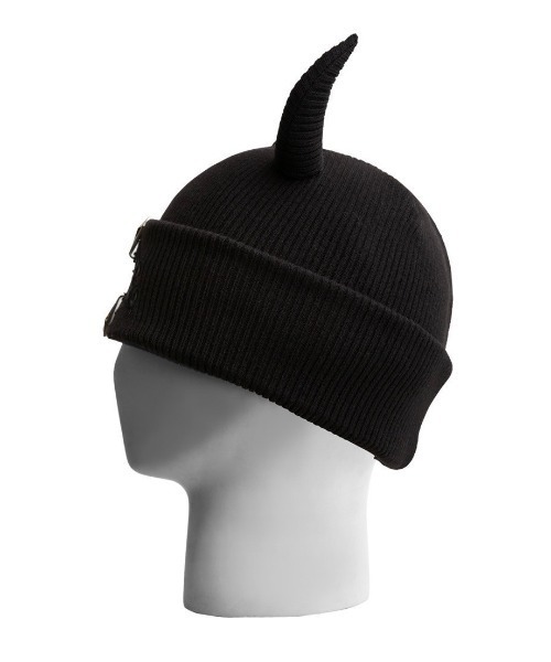 E RIN AI E（オリンアイ）の「韓国ブランド E RIN AI E オリンアイ FIRE ニット帽 ニットキャップ ビーニー ロゴニット帽 ロゴビーニー メタルロゴビーニー 刺しゅうロゴニット帽 ツノ付きビーニー ツノ付きニット帽 折り返しニット帽 深め 帽子 韓国ファッション 韓国ストリート ストリートファッション（ニットキャップ/ビーニー・メンズ・ブラック・ONE SIZE）」の8枚目の写真