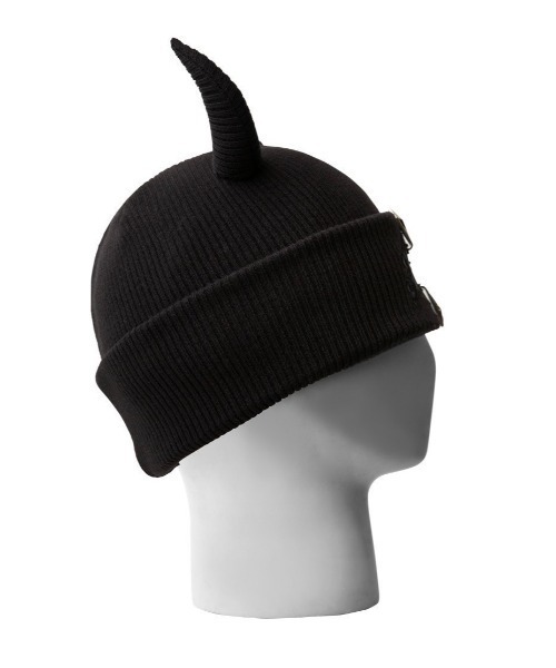 E RIN AI E（オリンアイ）の「韓国ブランド E RIN AI E オリンアイ FIRE ニット帽 ニットキャップ ビーニー ロゴニット帽 ロゴビーニー メタルロゴビーニー 刺しゅうロゴニット帽 ツノ付きビーニー ツノ付きニット帽 折り返しニット帽 深め 帽子 韓国ファッション 韓国ストリート ストリートファッション（ニットキャップ/ビーニー・メンズ・ブラック・ONE SIZE）」の9枚目の写真