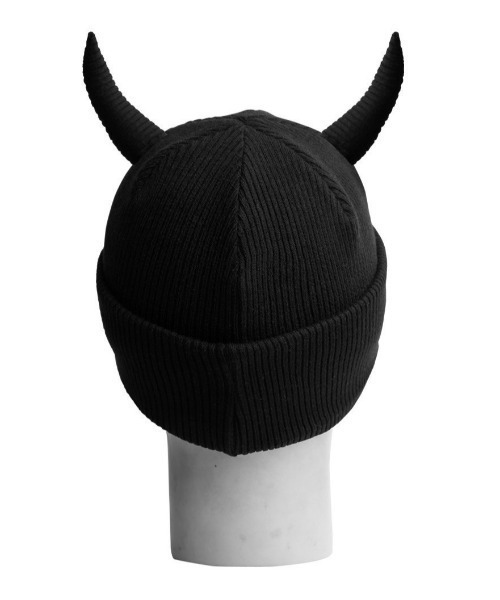 E RIN AI E（オリンアイ）の「韓国ブランド E RIN AI E オリンアイ FIRE ニット帽 ニットキャップ ビーニー ロゴニット帽 ロゴビーニー メタルロゴビーニー 刺しゅうロゴニット帽 ツノ付きビーニー ツノ付きニット帽 折り返しニット帽 深め 帽子 韓国ファッション 韓国ストリート ストリートファッション（ニットキャップ/ビーニー・メンズ・ブラック・ONE SIZE）」の10枚目の写真
