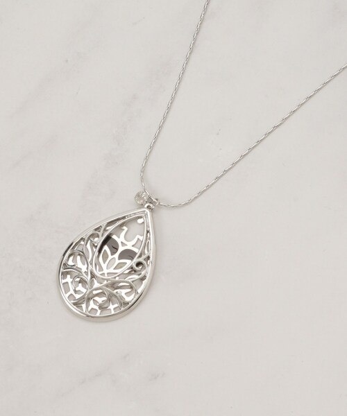 SHOO・LA・RUE（シューラルー）の「ステンドグラス風透かしモチーフネックレス（ネックレス・レディース・ゴールド/ピンクゴールド/シルバー・00）」の2枚目の写真