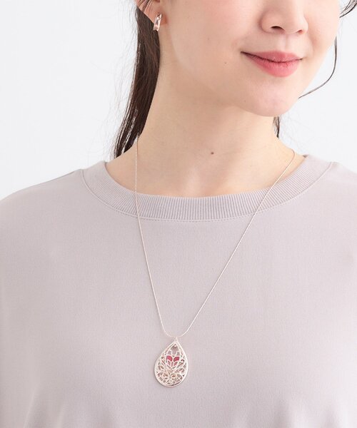 SHOO・LA・RUE（シューラルー）の「ステンドグラス風透かしモチーフネックレス（ネックレス・レディース・ゴールド/ピンクゴールド/シルバー・00）」の4枚目の写真