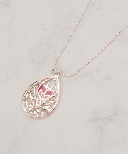 SHOO・LA・RUE（シューラルー）の「ステンドグラス風透かしモチーフネックレス（ネックレス・レディース・ゴールド/ピンクゴールド/シルバー・00）」の5枚目の写真