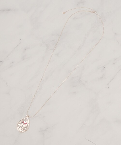 SHOO・LA・RUE（シューラルー）の「ステンドグラス風透かしモチーフネックレス（ネックレス・レディース・ゴールド/ピンクゴールド/シルバー・00）」の6枚目の写真