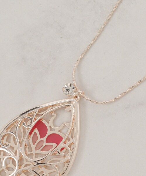 SHOO・LA・RUE（シューラルー）の「ステンドグラス風透かしモチーフネックレス（ネックレス・レディース・ゴールド/ピンクゴールド/シルバー・00）」の7枚目の写真