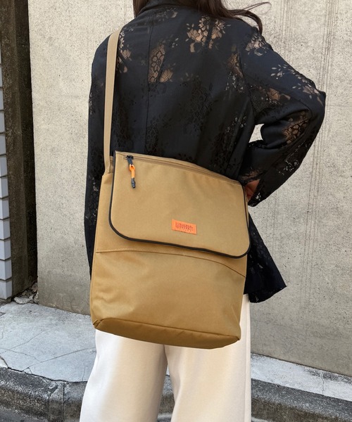 UNIVERSAL OVERALL(ユニバーサルオーバーオール)の「【UNIVERSAL OVERALL】UO 縦長フラップショルダー UVO-209(ショルダーバッグ・レディース・ネイビー/ダークベージュ/チャコールグレー/ブラック・FREE)」の3枚目の写真