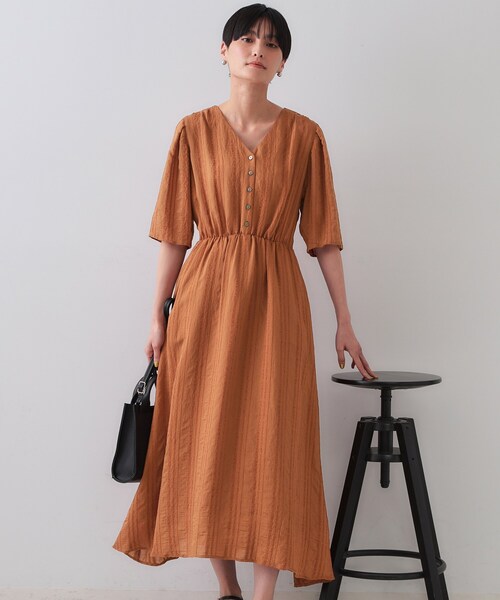 OPAQUE.CLIP(オペークドットクリップ)の「Vネックフィット&フレアワンピース(ワンピース・レディース・ブラック/レッド系1/ブラウン系・40/38/42)」の7枚目の写真