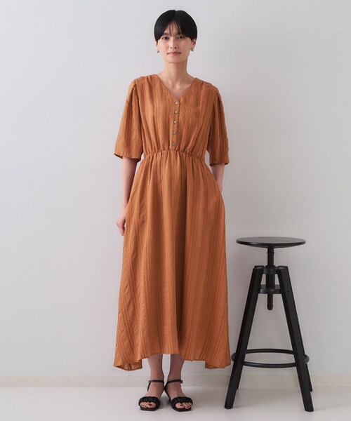 OPAQUE.CLIP(オペークドットクリップ)の「Vネックフィット&フレアワンピース(ワンピース・レディース・ブラック/レッド系1/ブラウン系・40/38/42)」の15枚目の写真