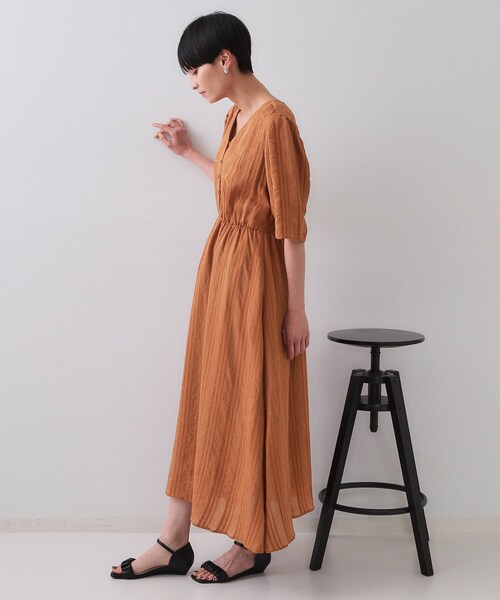 OPAQUE.CLIP(オペークドットクリップ)の「Vネックフィット&フレアワンピース(ワンピース・レディース・ブラック/レッド系1/ブラウン系・40/38/42)」の16枚目の写真