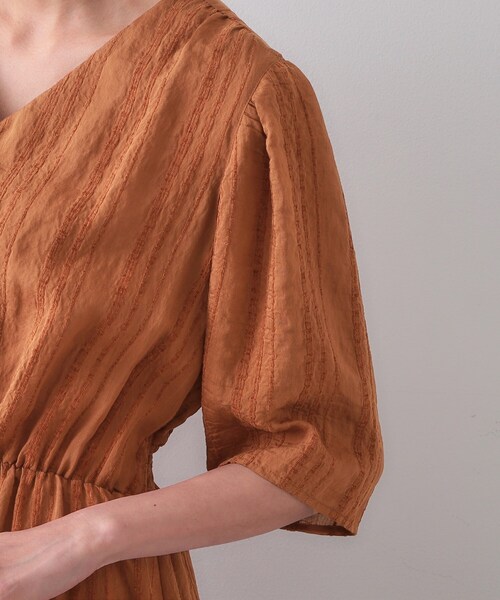 OPAQUE.CLIP(オペークドットクリップ)の「Vネックフィット&フレアワンピース(ワンピース・レディース・ブラック/レッド系1/ブラウン系・40/38/42)」の19枚目の写真