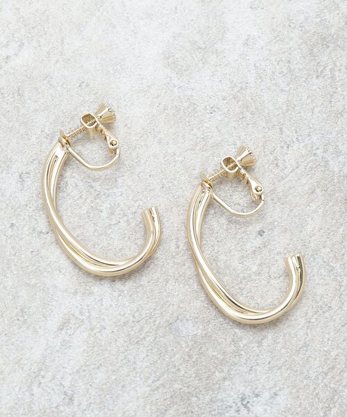 OPAQUE.CLIP(オペークドットクリップ)の「フープ風ビッグメタルイヤリング(イヤリング・レディース・シルバー/ゴールド・00)」の1枚目の写真