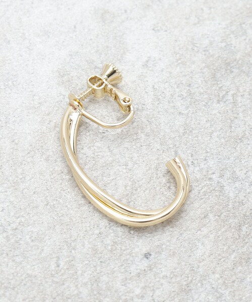 OPAQUE.CLIP(オペークドットクリップ)の「フープ風ビッグメタルイヤリング(イヤリング・レディース・シルバー/ゴールド・00)」の5枚目の写真