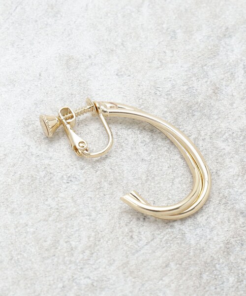 OPAQUE.CLIP(オペークドットクリップ)の「フープ風ビッグメタルイヤリング(イヤリング・レディース・シルバー/ゴールド・00)」の6枚目の写真