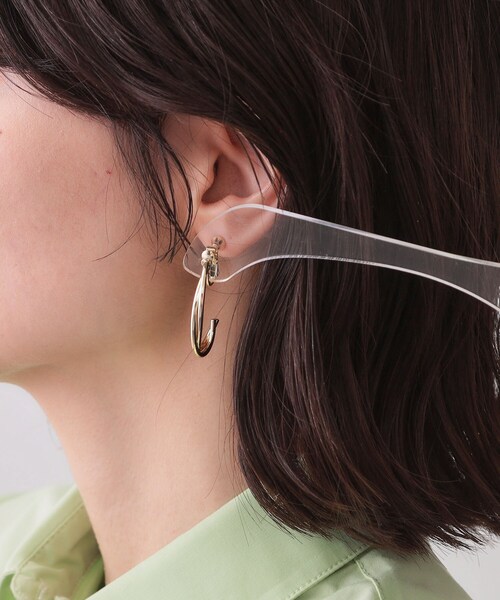 OPAQUE.CLIP(オペークドットクリップ)の「フープ風ビッグメタルイヤリング(イヤリング・レディース・シルバー/ゴールド・00)」の7枚目の写真