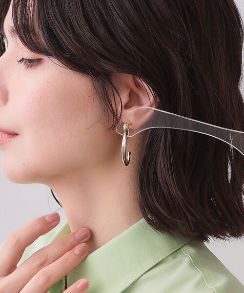 OPAQUE.CLIP(オペークドットクリップ)の「フープ風ビッグメタルイヤリング(イヤリング・レディース・シルバー/ゴールド・00)」の8枚目の写真