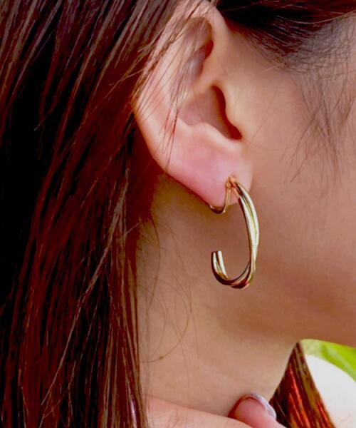OPAQUE.CLIP(オペークドットクリップ)の「フープ風ビッグメタルイヤリング(イヤリング・レディース・シルバー/ゴールド・00)」の9枚目の写真