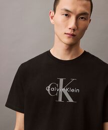 【ユニセックス】ショートスリーブ モノグラムプリントTシャツ[JUNG KOOK / ジョングク着用商品]
