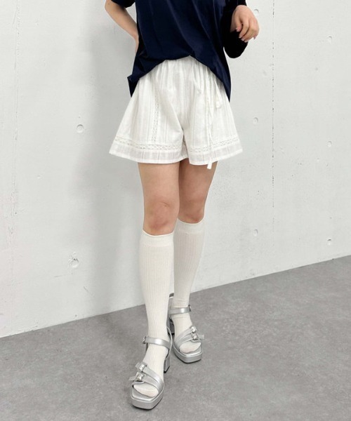 archives(アルシーヴ)の「コットンレースフレアショートパンツ(その他パンツ・レディース・オフホワイト/ブラック・MEDIUM)」の3枚目の写真