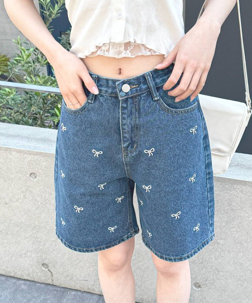 frunco（フランコ）の「【ZOZO限定】リボン刺繍ショートデニムパンツ（デニムパンツ・レディース・ライトブルー/ブルー・MEDIUM）」の4枚目の写真