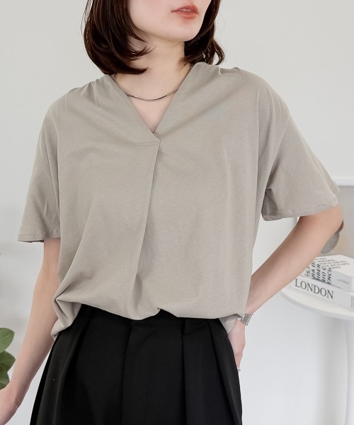 RCD(アールシーディー)の「ブラウス風タックスキッパー半袖Tシャツ(Tシャツ/カットソー・レディース・ホワイト/モカ/グレイッシュベージュ/ブラック/チャコールグレー・LL~3L/4L~5L/M-L)」の5枚目の写真