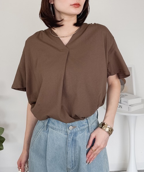 RCD(アールシーディー)の「ブラウス風タックスキッパー半袖Tシャツ(Tシャツ/カットソー・レディース・ホワイト/モカ/グレイッシュベージュ/ブラック/チャコールグレー・LL~3L/4L~5L/M-L)」の1枚目の写真