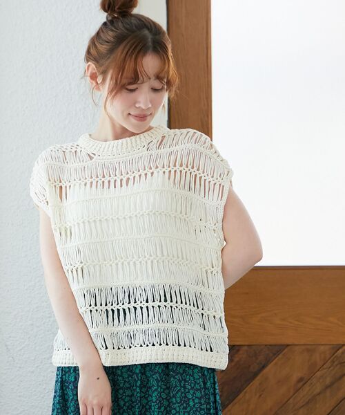 le.coeur blanc（ルクールブラン）の「《手洗い可能》透かし編みデザインニットベスト（ベスト・レディース・ホワイト/ベージュ・38）」の2枚目の写真