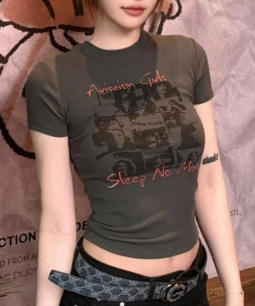 GEMEDA(ジェメダ)の「ロゴプリント リブフィットTシャツ(Tシャツ/カットソー・レディース・ホワイト/ブラック/ダークグレー/ホワイト系3/ホワイト系2/ホワイト系1/ネイビー/ブラック系・M)」の7枚目の写真