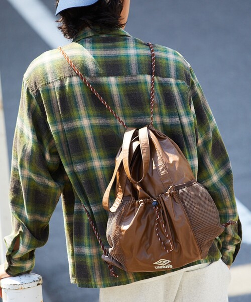 FREAK'S STORE（フリークスストア）の「UMBRO × FREAK'S STORE/アンブロ 別注 レザレット ナップザック/ A4サイズ / レザーライクリュック / バックパック（バックパック/リュック・レディース・ブラウン/ブラック・ONE SIZE）」の2枚目の写真