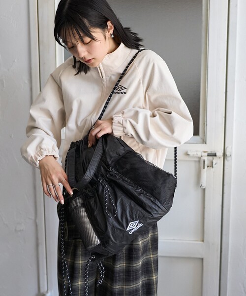 FREAK'S STORE（フリークスストア）の「UMBRO × FREAK'S STORE/アンブロ 別注 レザレット ナップザック/ A4サイズ / レザーライクリュック / バックパック（バックパック/リュック・レディース・ブラウン/ブラック・ONE SIZE）」の3枚目の写真